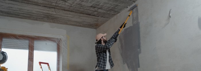 Homme peignant un mur