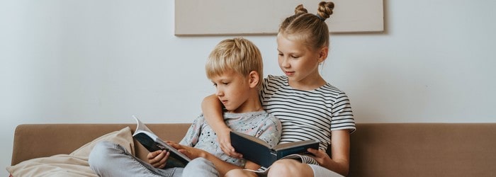 Résiliation presse jeunesse - deux enfants lisant