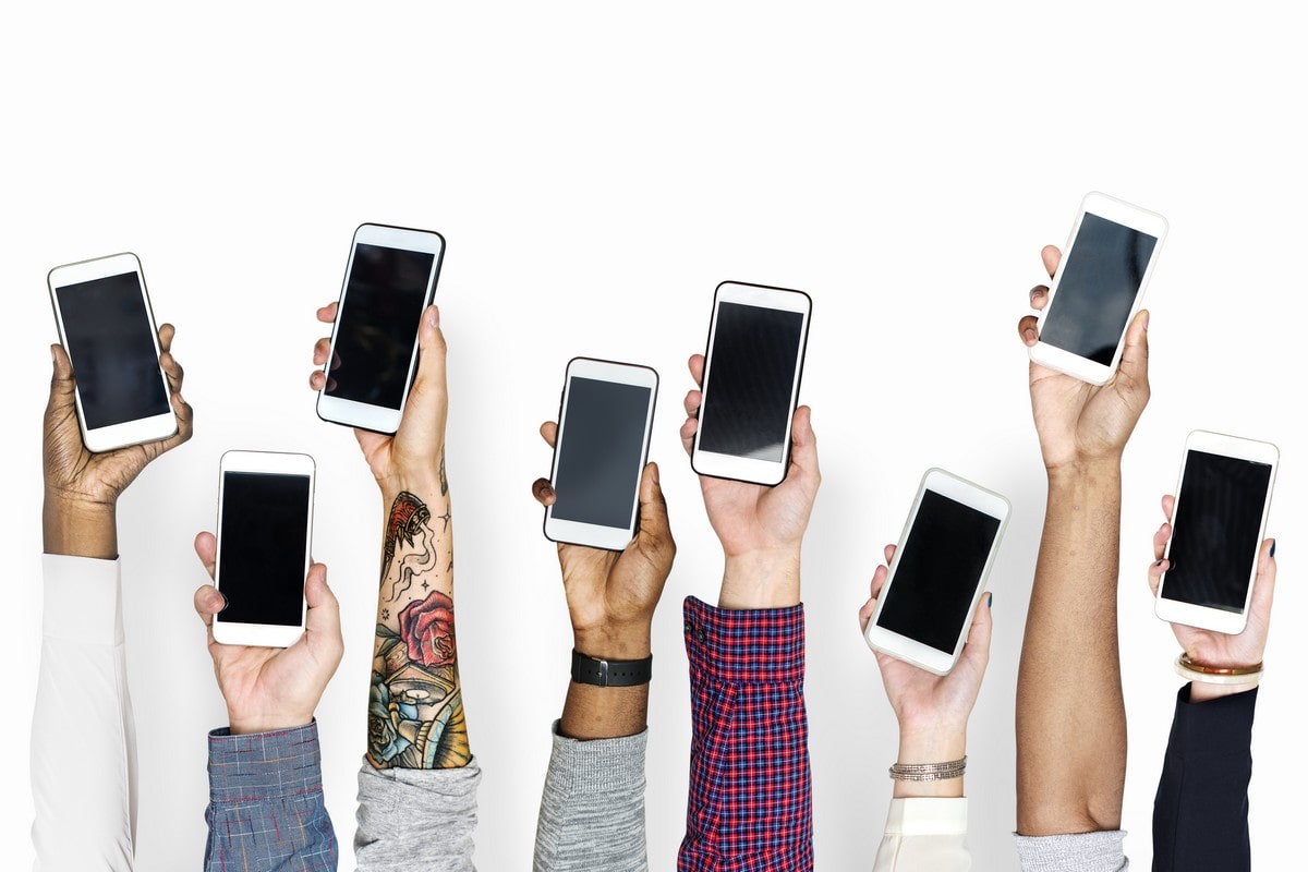 Bouygues impose 5 € de frais de résiliation sur les forfaits B&You, Free riposte