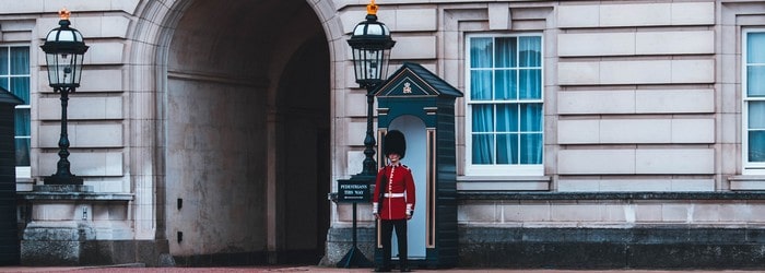 Soldat de la garde royale à Londres à côté d'une porte