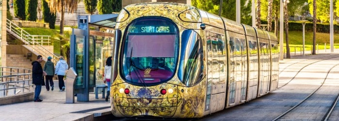 Tramway jaune à Montpellier en direction de Saint-Denis