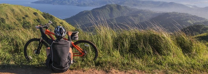 Personne à vélo regardant le panorama