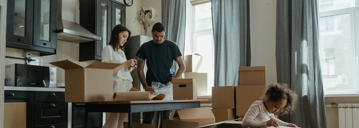 Famille ouvrant des cartons dans sa nouvelle cuisine - résilier une assurance habitation CIC