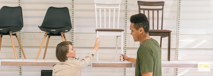 Couple regardant des chaises IKEA